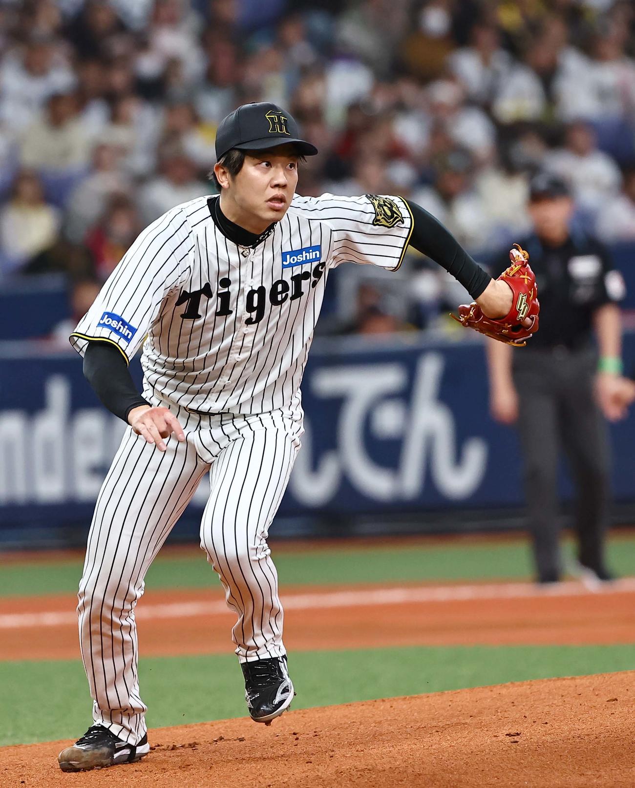 阪神対DeNA 1回表DeNA2死、三森を一ゴロに打ち取りベースカバーに向かう才木（撮影・上田博志）