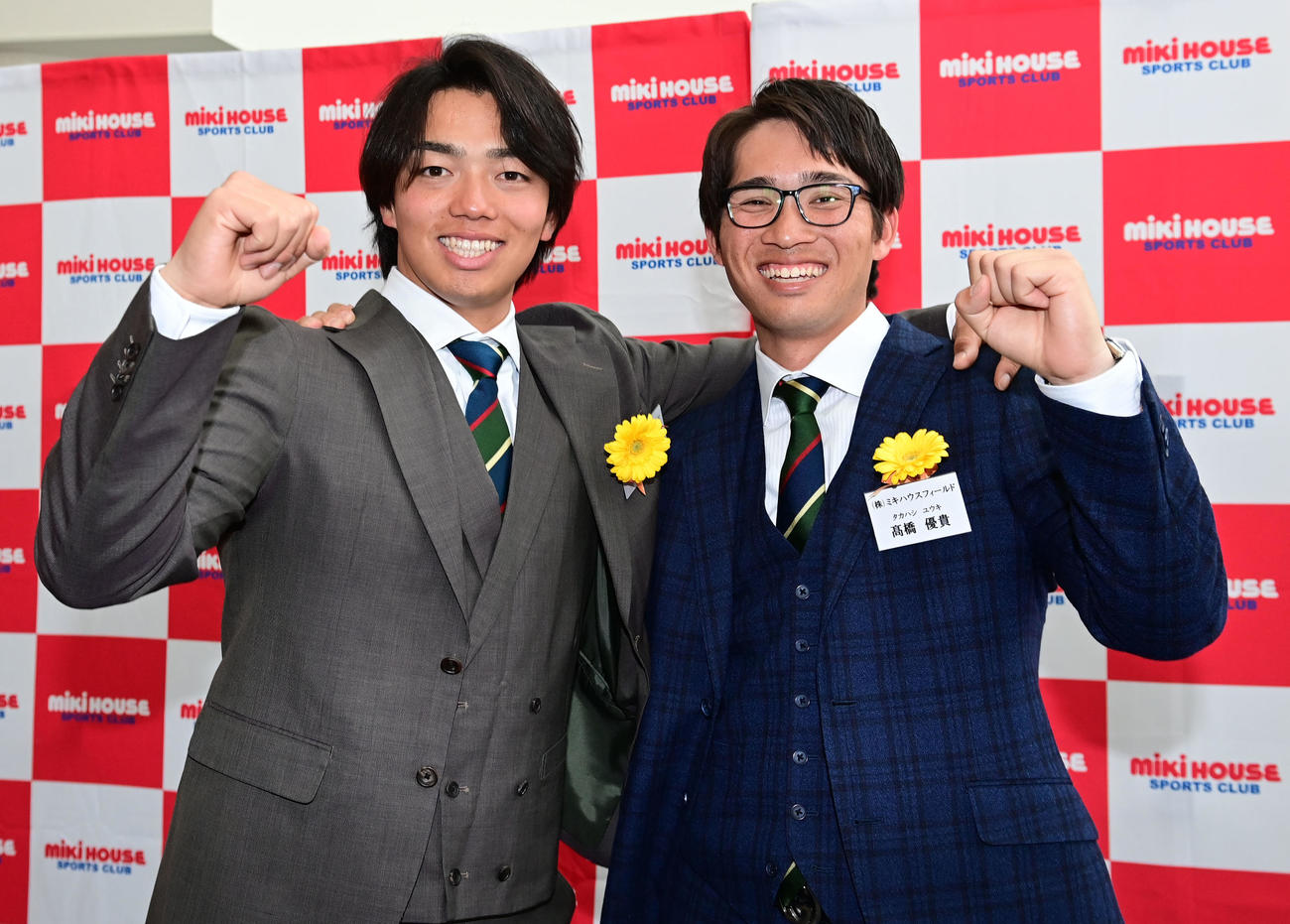 ミキハウスに入社した元巨人の高橋（右）と菊田（撮影・和賀正仁）