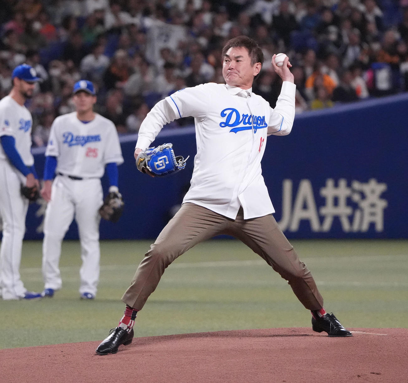 中日対巨人　試合前、始球式を行う岩瀬仁紀氏（撮影・森本幸一）