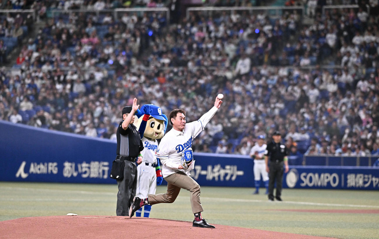 中日対巨人　始球式で投球する岩瀬氏（撮影・滝沢徹郎）