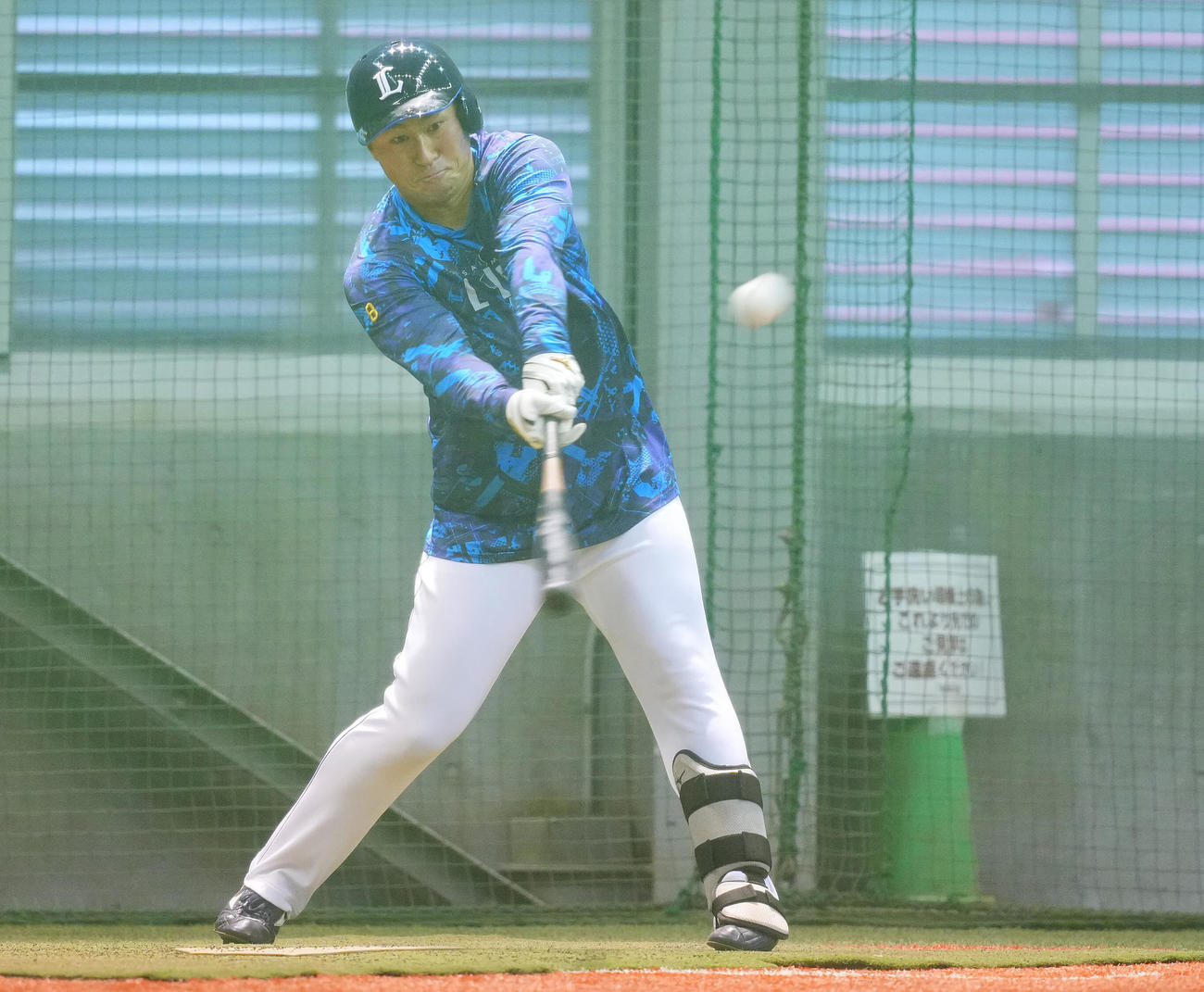 試合が中止となり室内で練習に臨む西武渡部聖（撮影・垰建太）