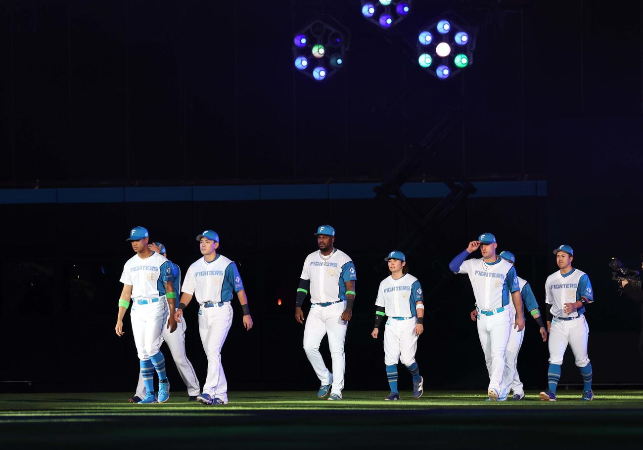 日本ハム対ソフトバンク　ホーム開幕セレモニーで登場する日本ハムナイン（撮影・黒川智章）