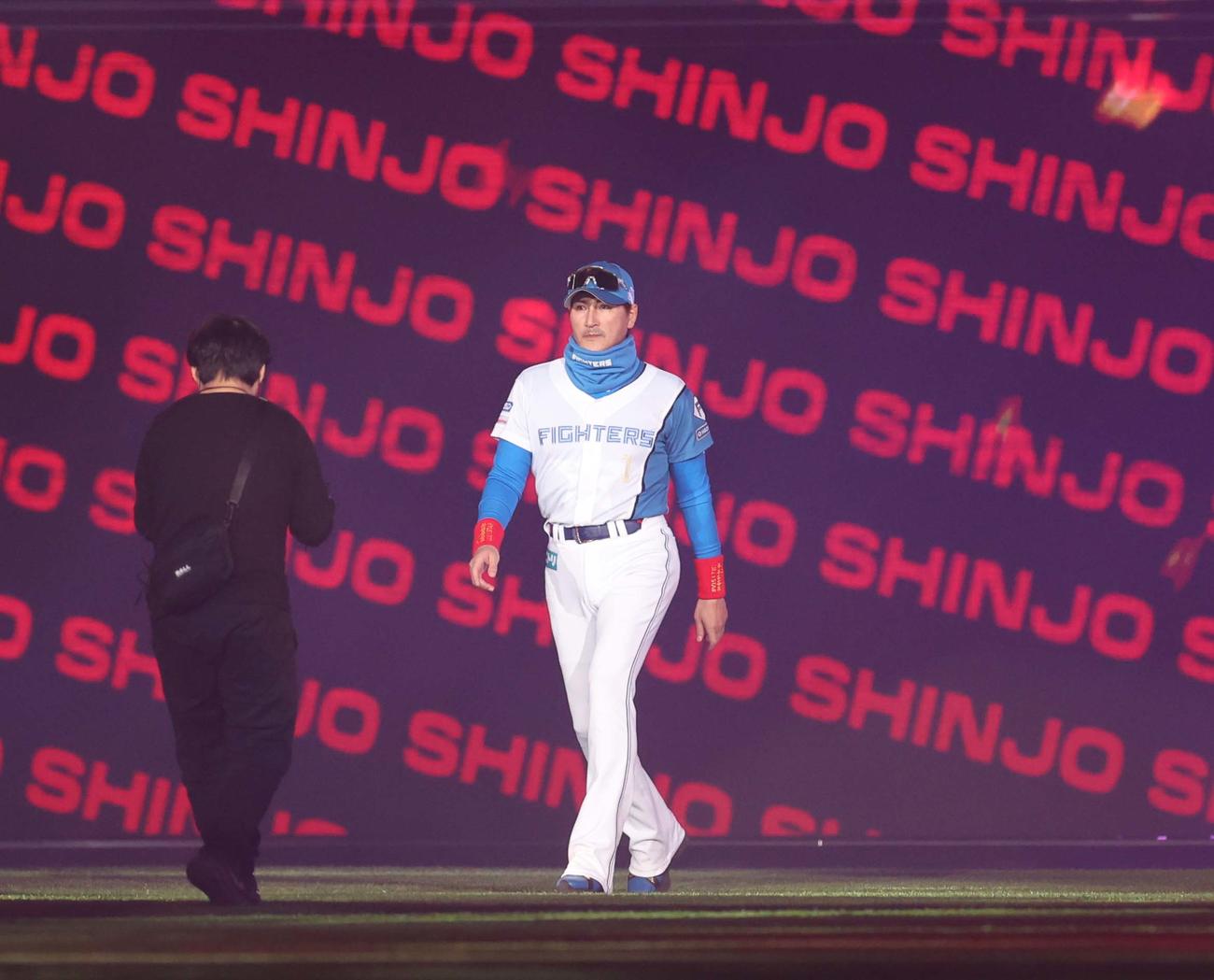 日本ハム対ソフトバンク　ホーム開幕セレモニーで登場する新庄剛志監督（撮影・黒川智章）