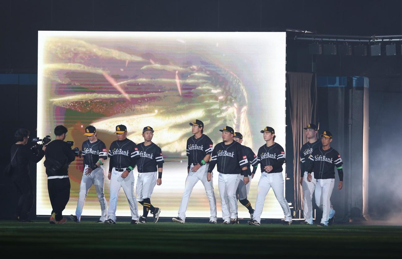 日本ハム対ソフトバンク　日本ハムの開幕セレモニーで登場するソフトバンクの選手たち（撮影・黒川智章）