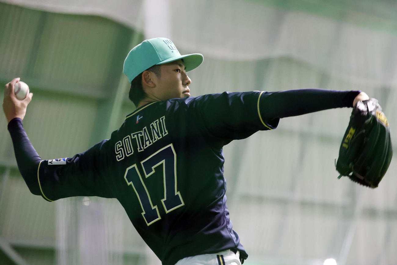 ロッテ対オリックス　室内でキャッチボールするオリックス曽谷（撮影・宮地輝）