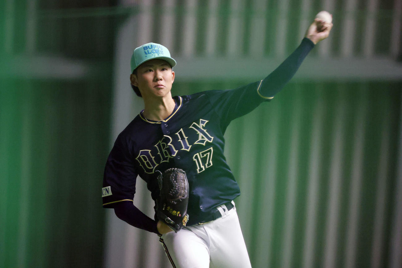 ロッテ対オリックス　室内でキャッチボールするオリックス曽谷（撮影・宮地輝）