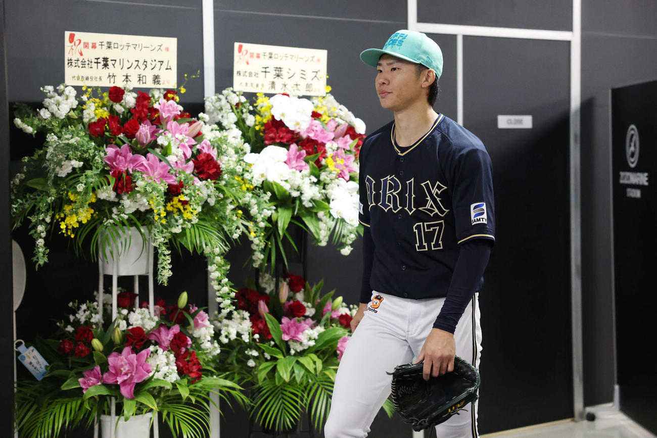 ロッテ対オリックス　天候不良のため試合が中止となり引き揚げるオリックス曽谷（撮影・宮地輝）