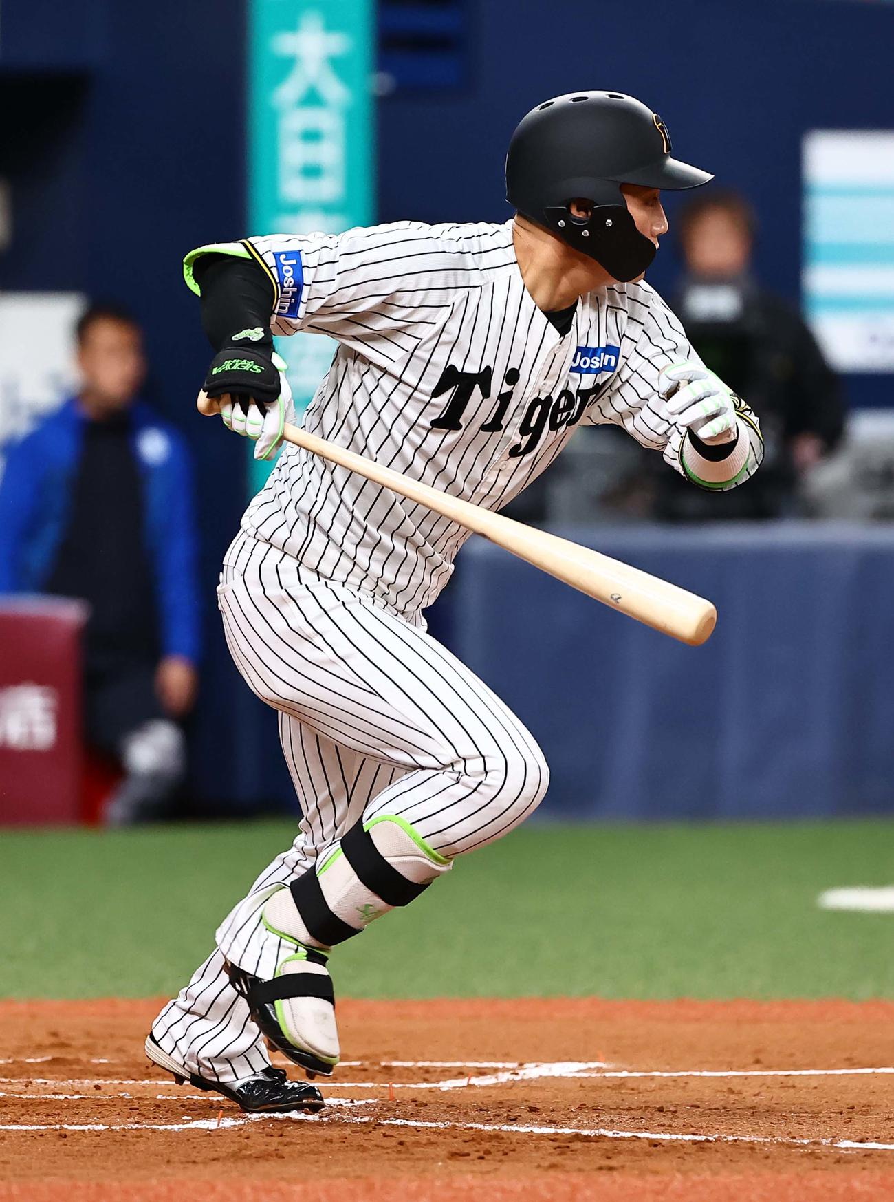 阪神対DeNA 2回裏阪神2死二塁、木浪は先制適時打を放つ（撮影・上田博志）