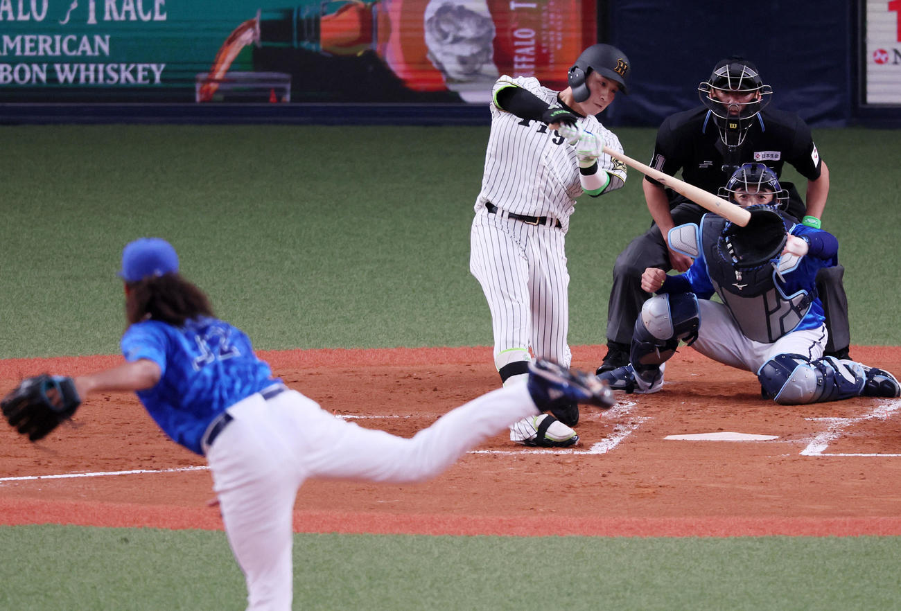 阪神対DeNA 2回裏阪神2死二塁、木浪は左前適時打を放つ。投手ジャクソン（撮影・加藤哉）