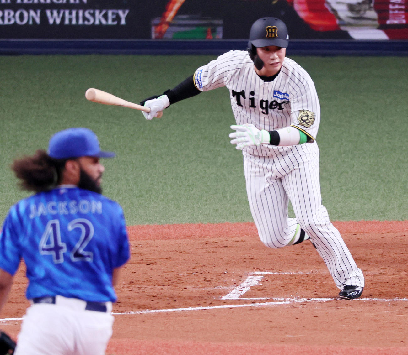阪神対DeNA 2回裏阪神2死二塁、木浪は左前適時打を放つ。投手ジャクソン（撮影・加藤哉）