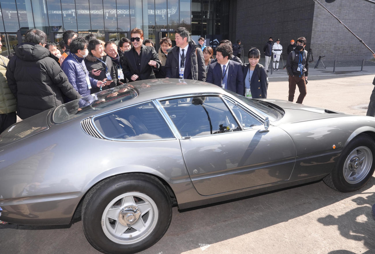 フェラーリで球場入りした日本ハム新庄監督（中央）は車を紹介する（撮影・足立雅史）