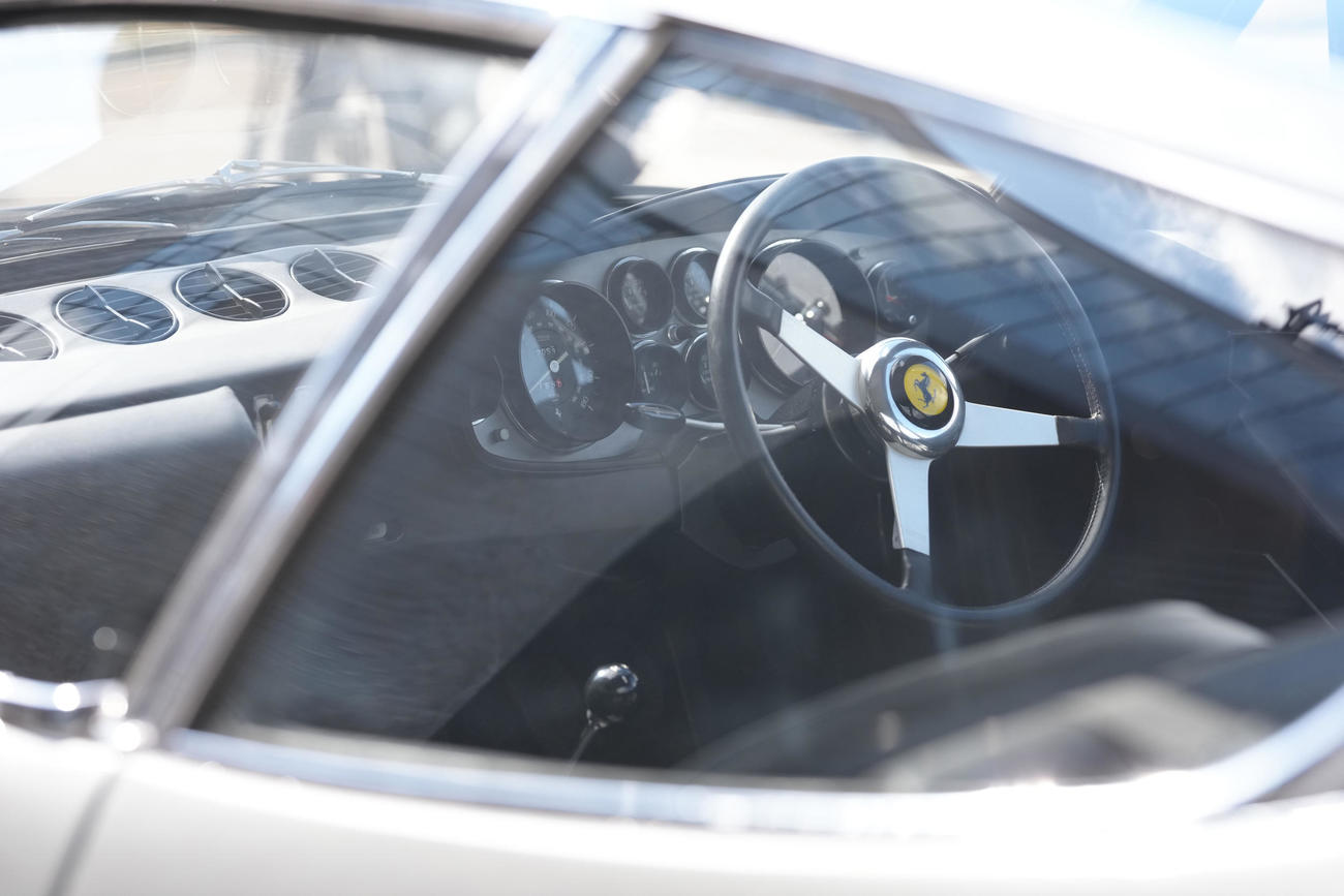 日本ハム新庄監督が球場に運転してきたフェラーリの運転席（撮影・足立雅史）