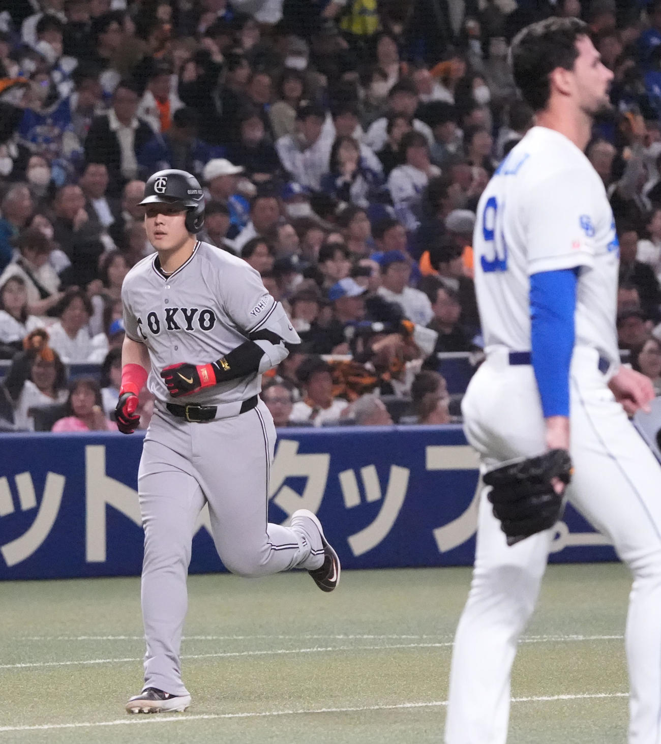 中日対巨人　4回表巨人2死、左越え本塁打を放ちダイヤモンドをまわる岡本（左）（撮影・森本幸一）