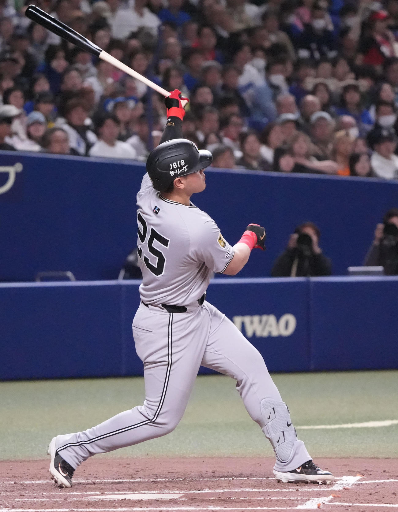 中日対巨人　4回表巨人2死、左越え本塁打を放つ岡本（撮影・森本幸一）