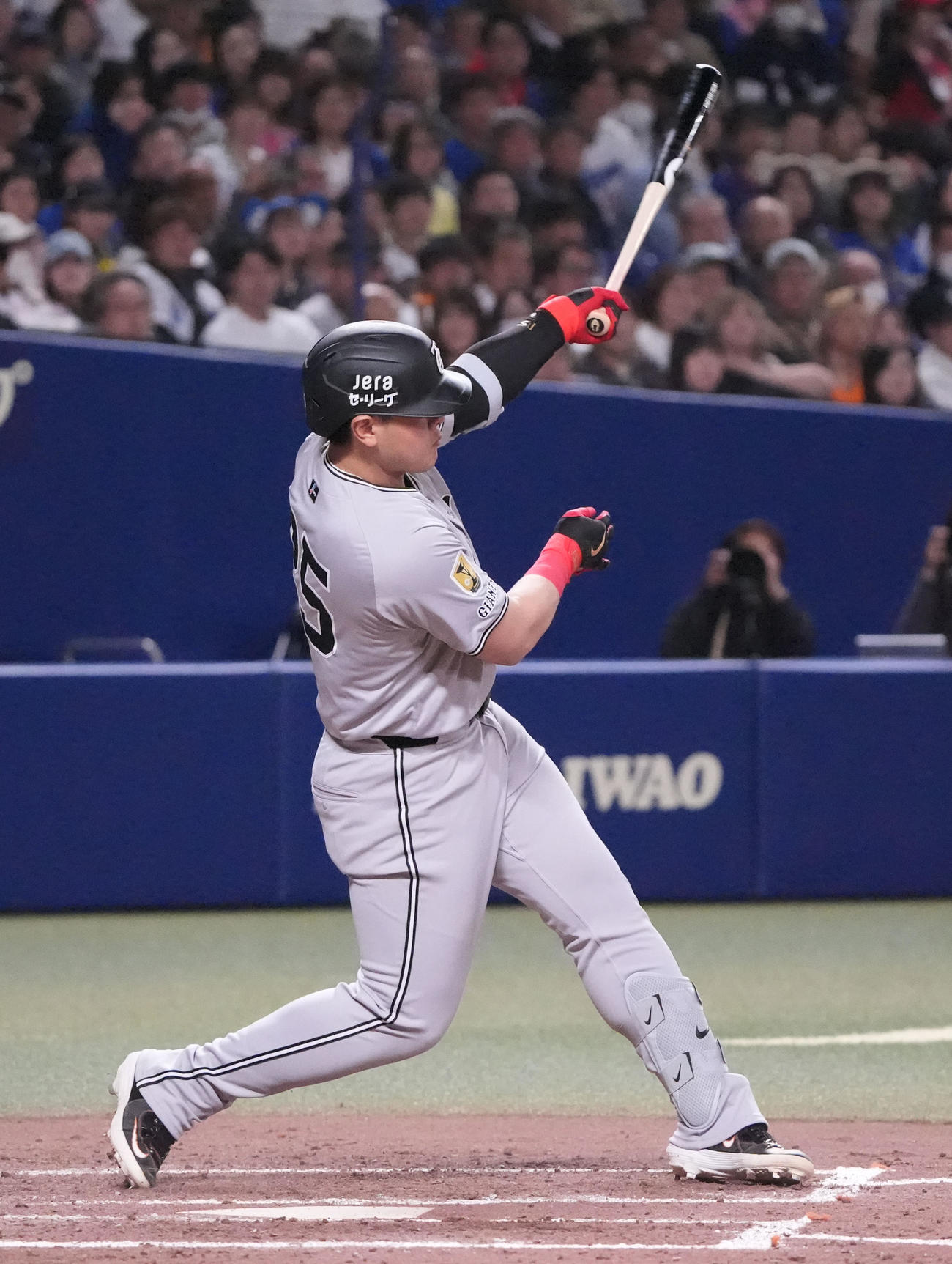 中日対巨人　4回表巨人2死、左越え本塁打を放つ岡本（撮影・森本幸一）