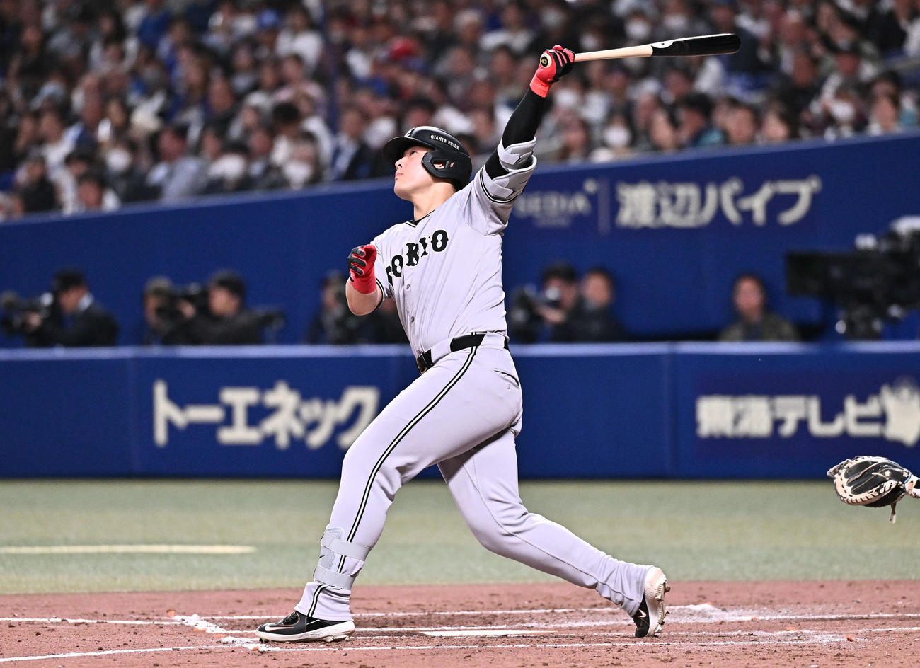 中日対巨人　4回表巨人2死、岡本は左越えソロ本塁打を放つ（撮影・滝沢徹郎）