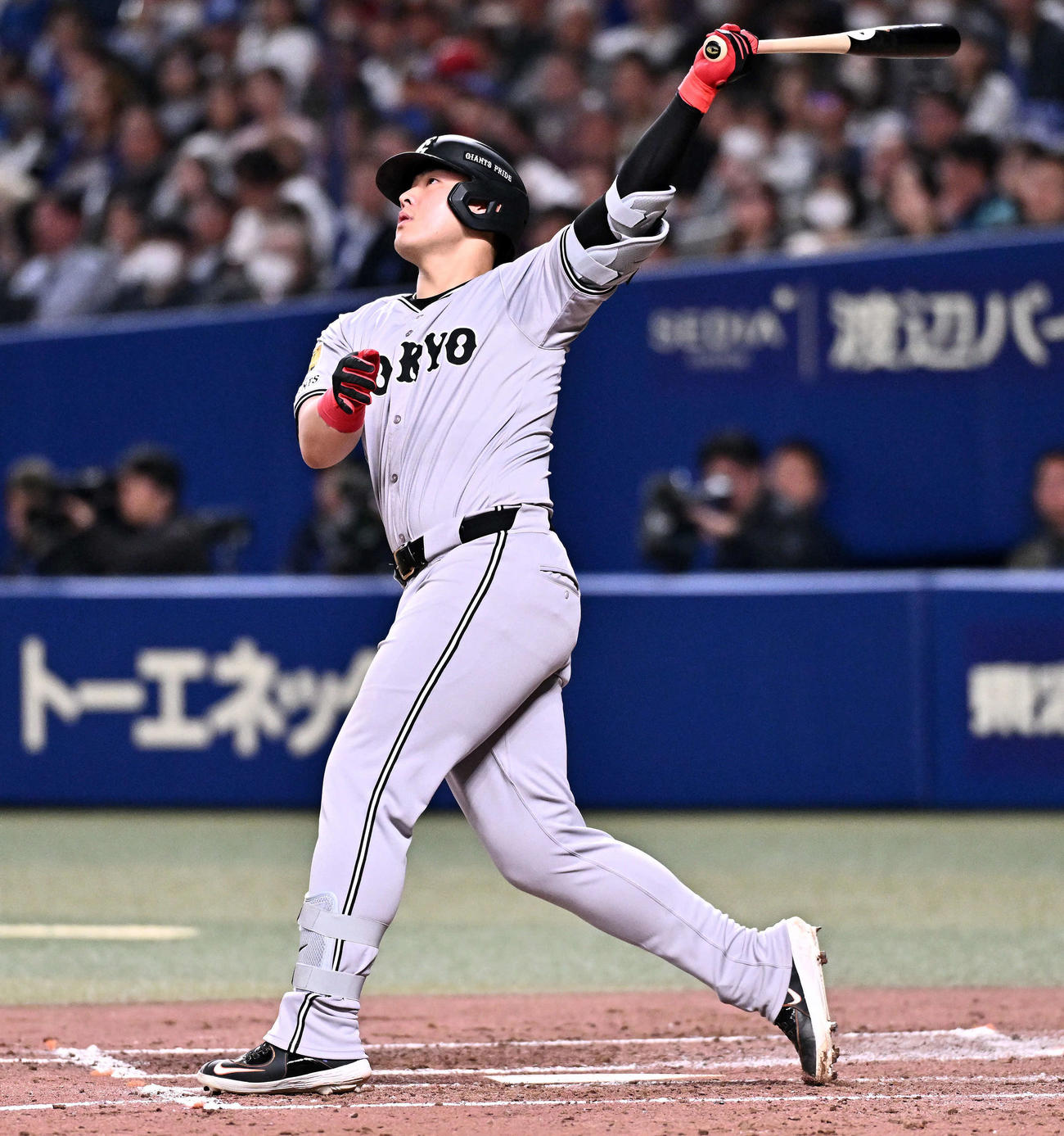 中日対巨人　4回表巨人2死、岡本は左越えソロ本塁打を放つ（撮影・滝沢徹郎）