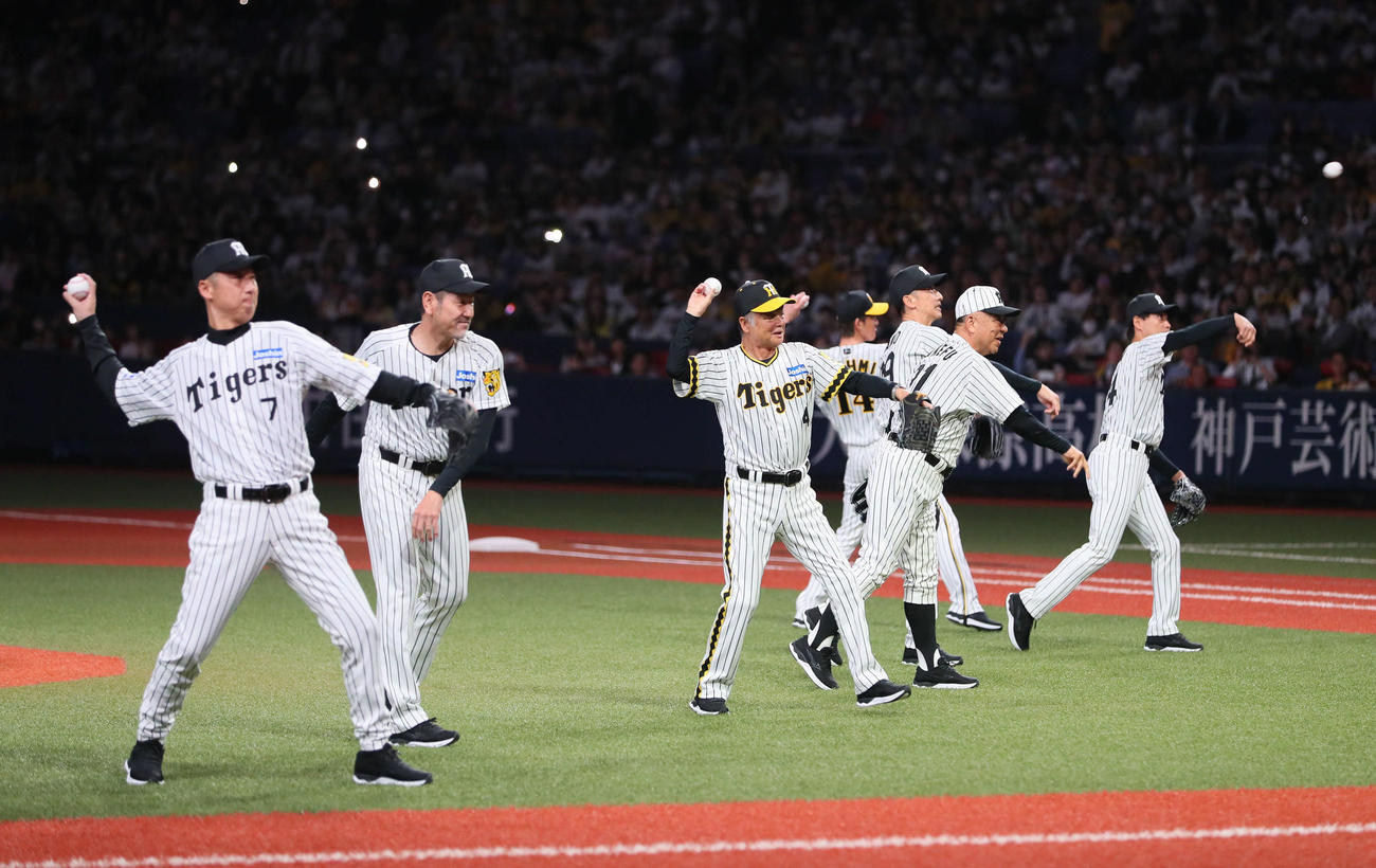 阪神対DeNA　レジェンド始球式に臨む、左から今岡真訪、下柳剛、川藤幸三、能見篤史。矢野燿大、掛布雅之。桧山進次郎の各氏（撮影・宮崎幸一）