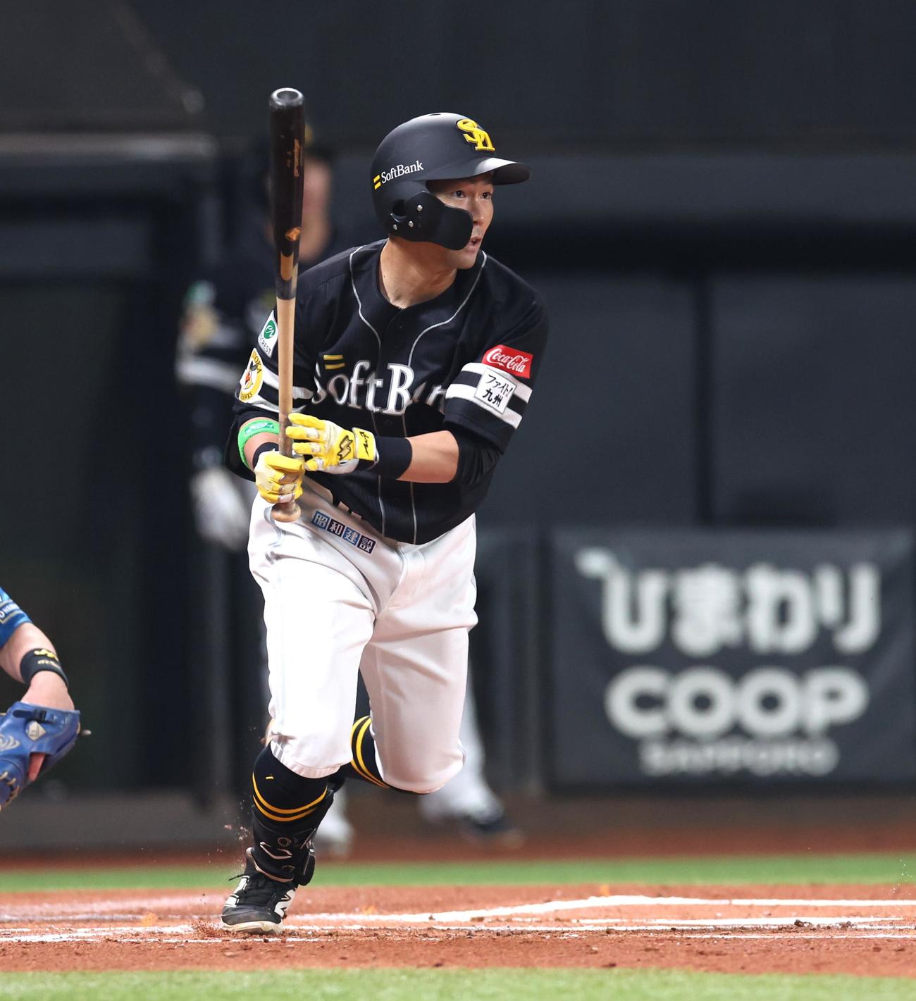 日本ハム対ソフトバンク　1回表ソフトバンク無死二塁、右前打を放つ中村（撮影・黒川智章）