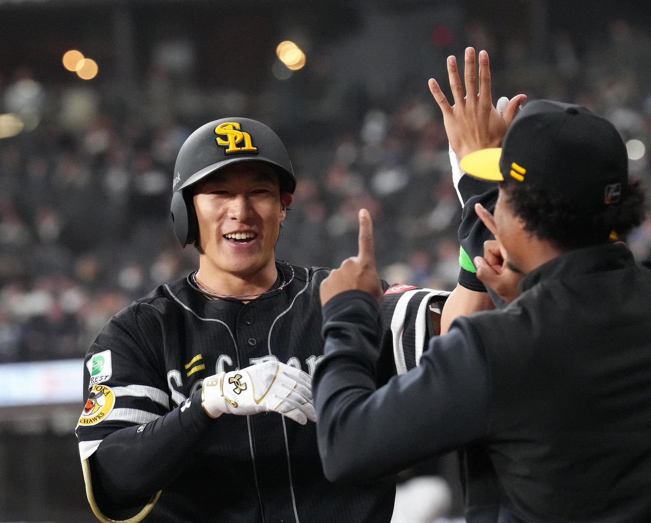 日本ハム対ソフトバンク　5回表ソフトバンク無死、柳田は中越え本塁打を放ち笑顔でタッチを交わす（撮影・足立雅史）