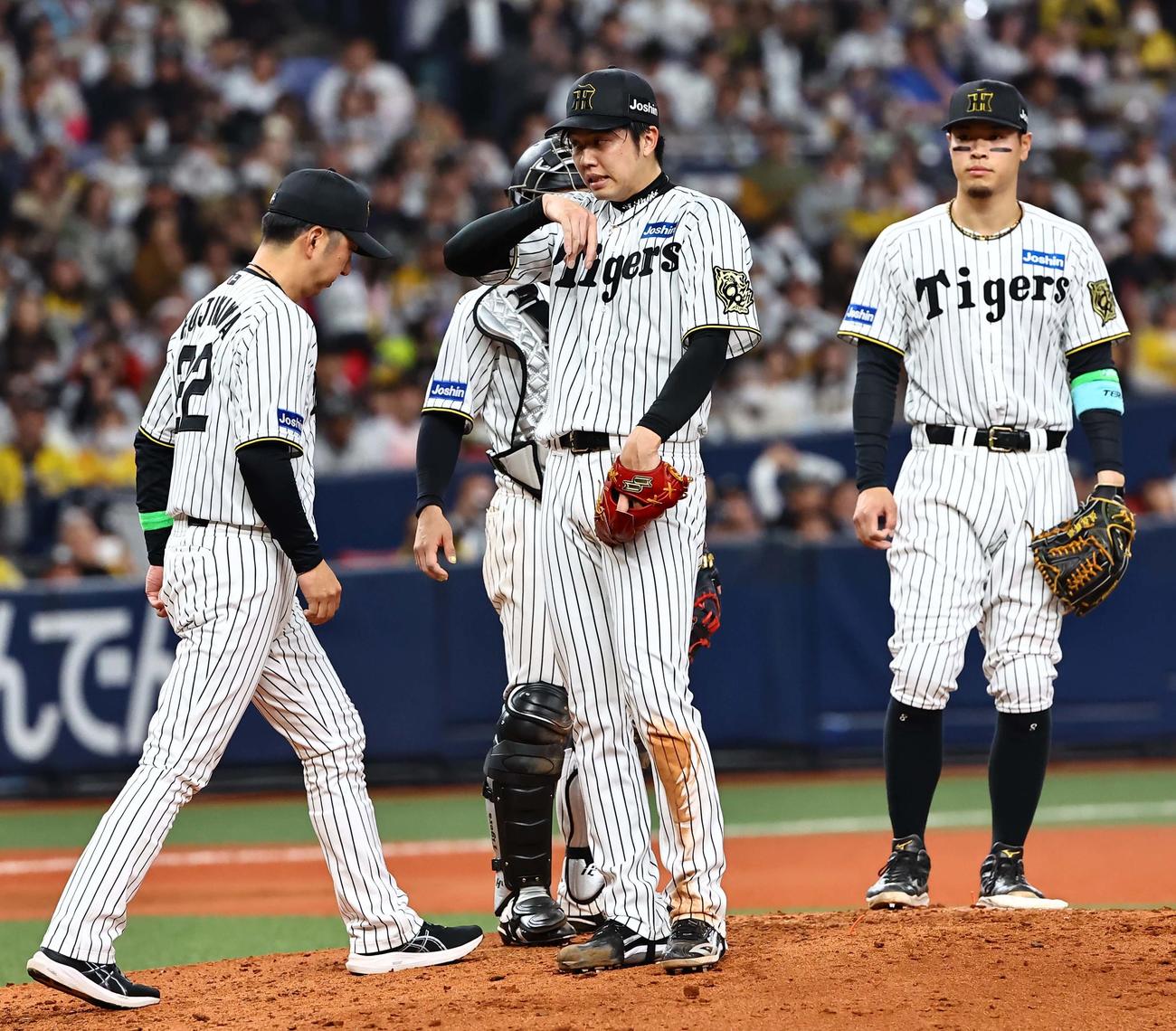 阪神対DeNA 6回、藤川監督（左）に交代を告げられ降板する才木（中央）（撮影・上田博志）
