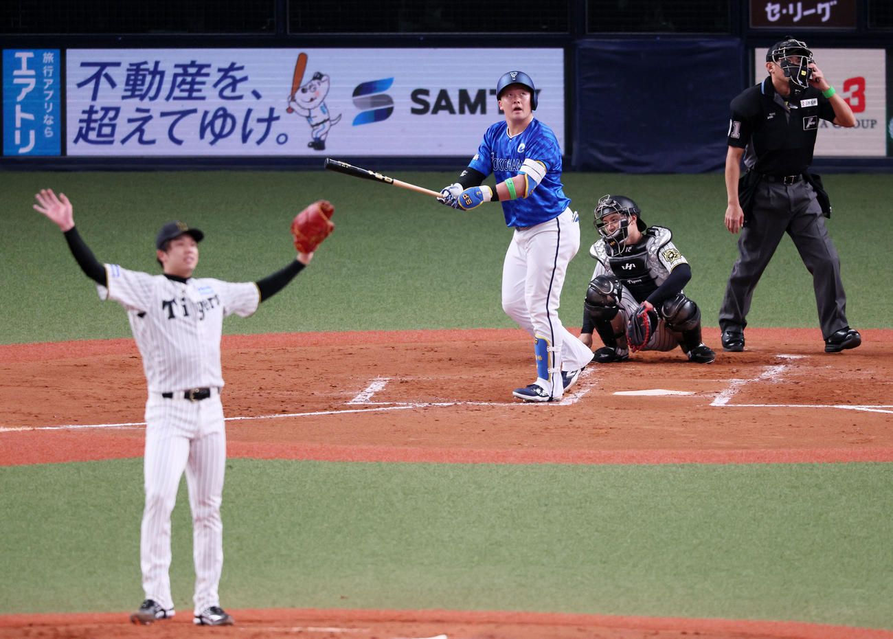 阪神対DeNA 3回表DeNA2死、牧は左越えソロ本塁打を放つ。投手才木（撮影・加藤哉）