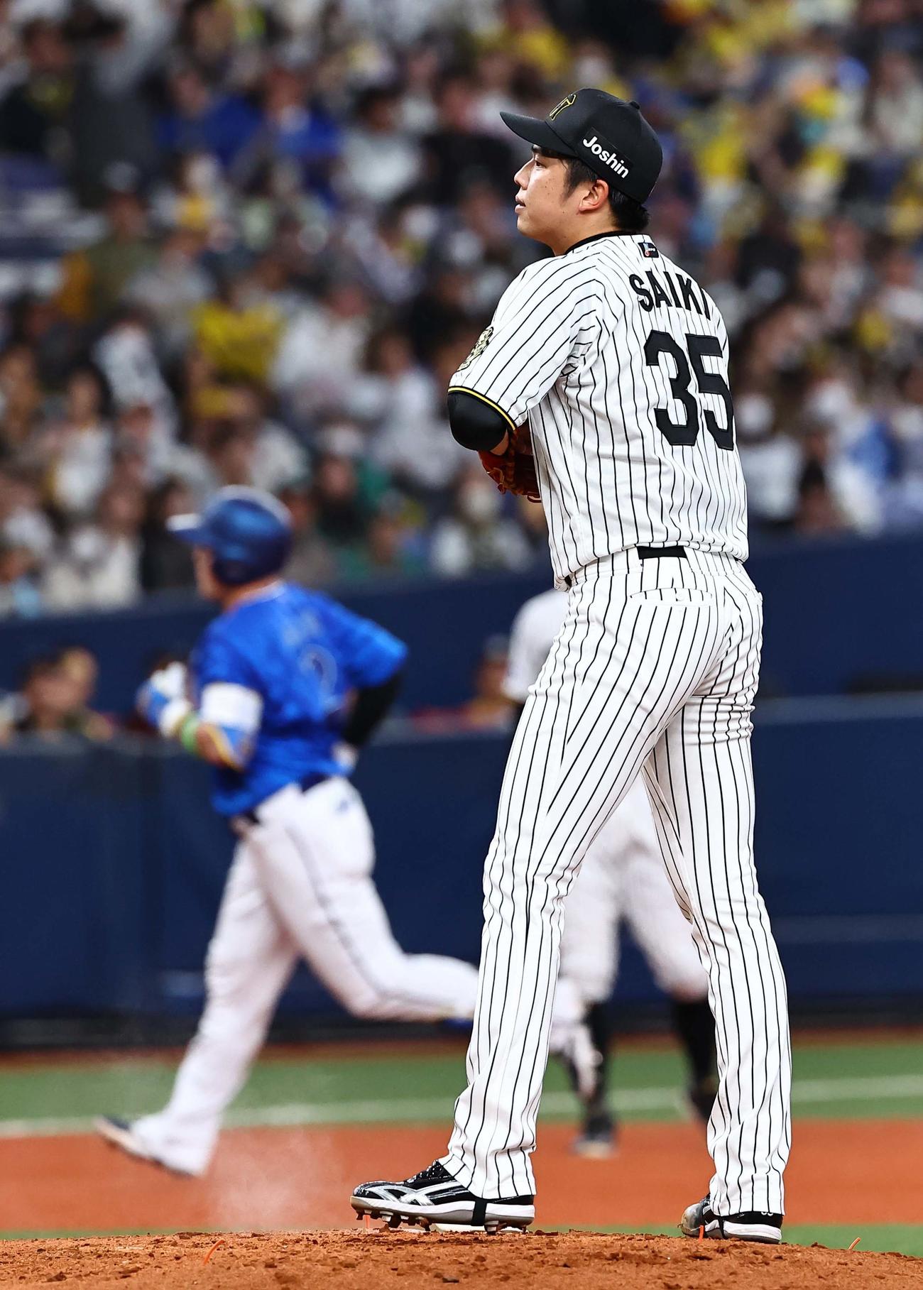 阪神対DeNA 3回表DeNA2死、才木（右）は牧に同点本塁打を浴びる（撮影・上田博志）