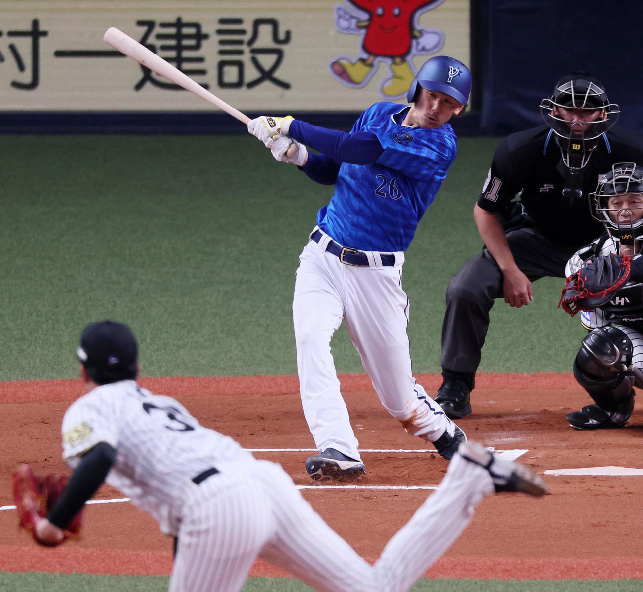 阪神対DeNA 6回表DeNA1死、中前打を放つ三森。投手才木（撮影・加藤哉）