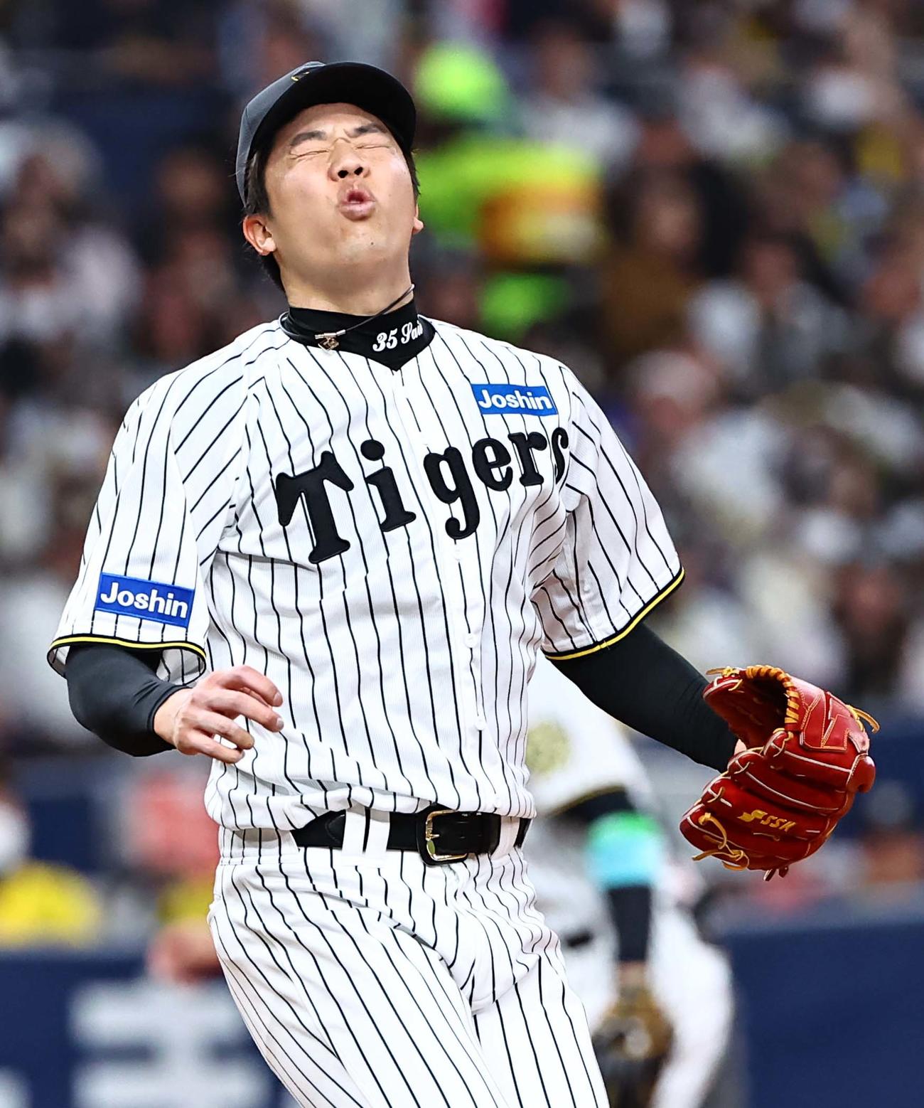 阪神対DeNA 6回表DeNA1死満塁、森敬に押し出し四球を与えた才木は悔しそうな表情を見せる（撮影・上田博志）