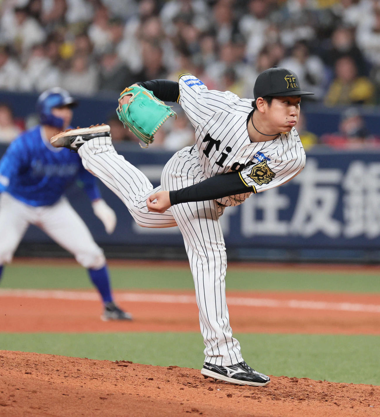 阪神対DeNA 6回表DeNA2死満塁、2番手で登板した阪神伊原（撮影・宮崎幸一）