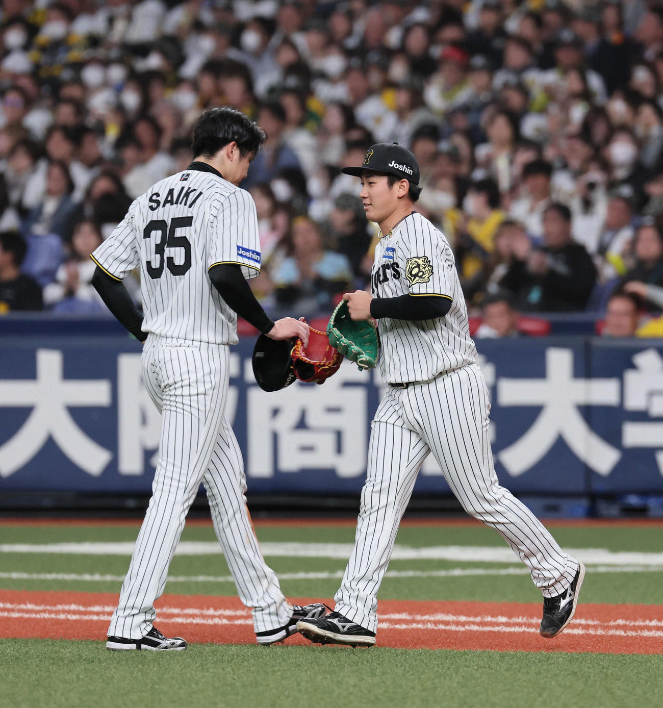 阪神対DeNA 6回表DeNA2死満塁、才木（左）は3点を失い、伊原と交代する（撮影・宮崎幸一）