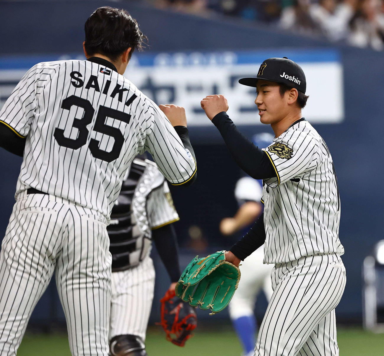 阪神対DeNA 6回表DeNA2死満塁、梶原を打ち取った伊原（右）は才木とグータッチする（撮影・上田博志）
