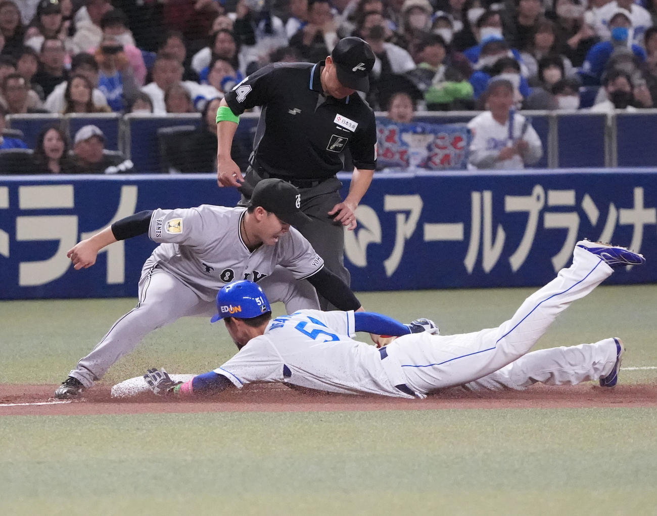 中日対巨人　7回裏中日無死二塁、中山のタッチを交わし三塁セーフの上林（右）（撮影・森本幸一）