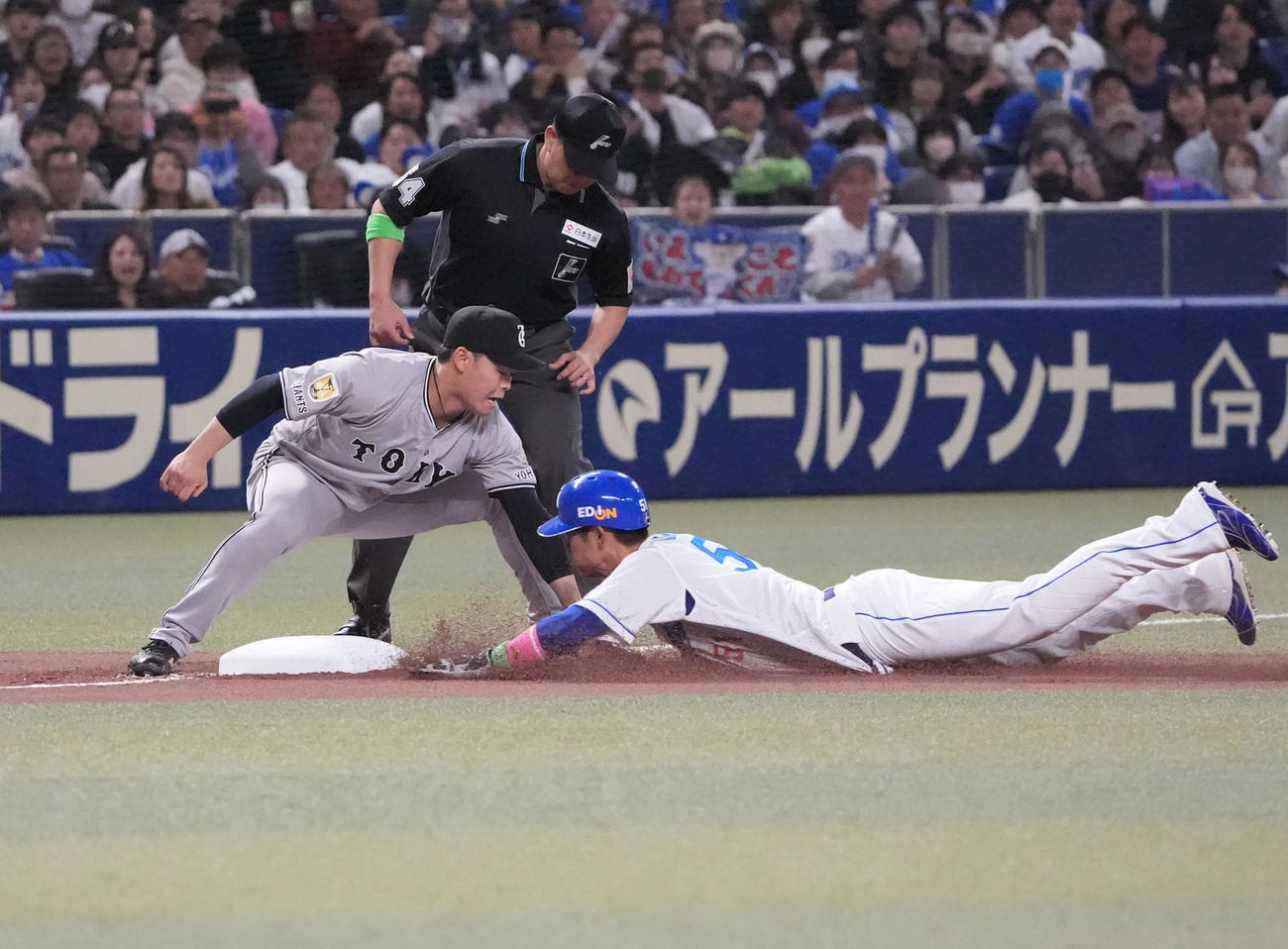 中日対巨人　7回裏中日無死二塁、中山のタッチを交わし三塁セーフの上林（右）（撮影・森本幸一）