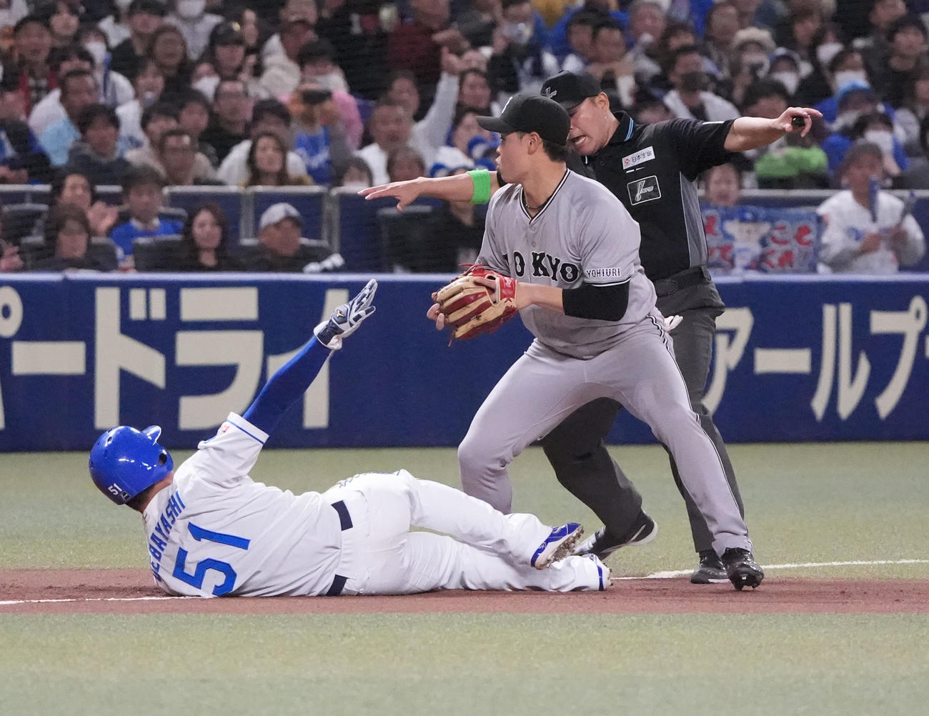 中日対巨人　7回裏中日無死二塁、中山のタッチを交わし三塁セーフの上林（左）（撮影・森本幸一）