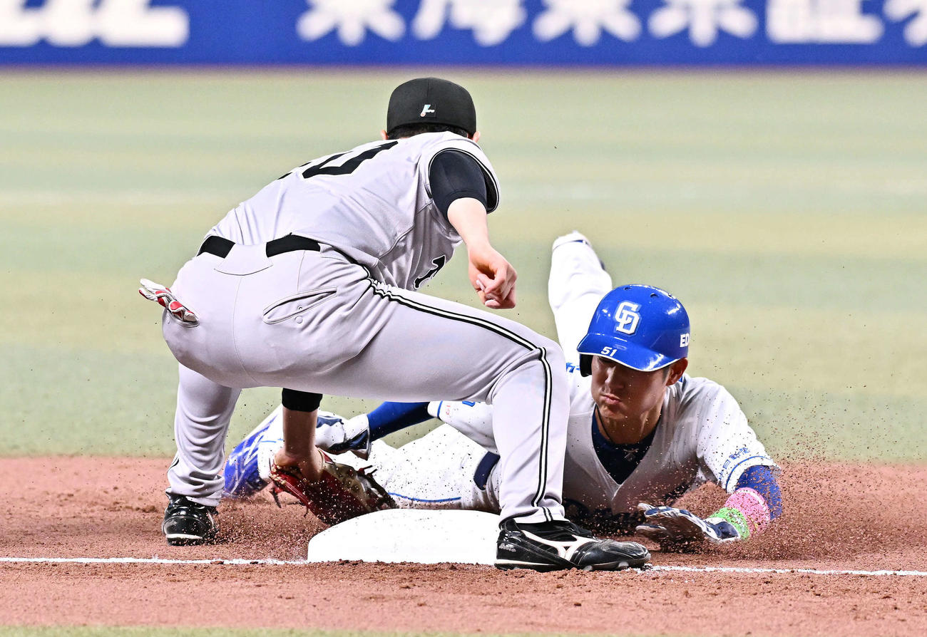 中日対巨人　7回裏中日無死二塁、村松の犠打で三進する代走上林。三塁手中山（撮影・滝沢徹郎）