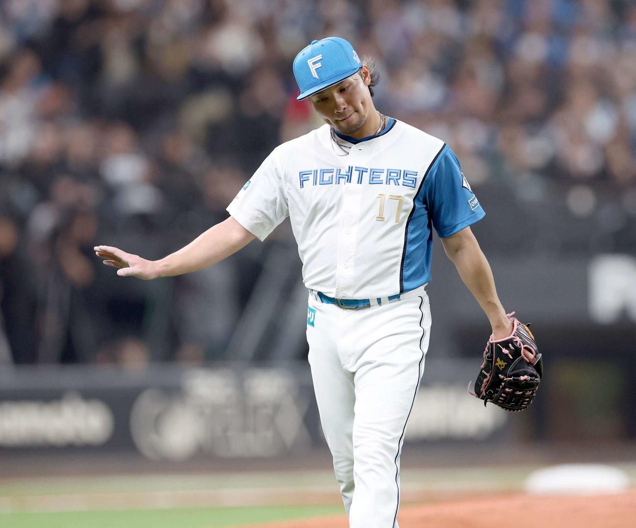 日本ハム対ソフトバンク　1回表、失点し渋い表情で引き揚げる伊藤（撮影・黒川智章）