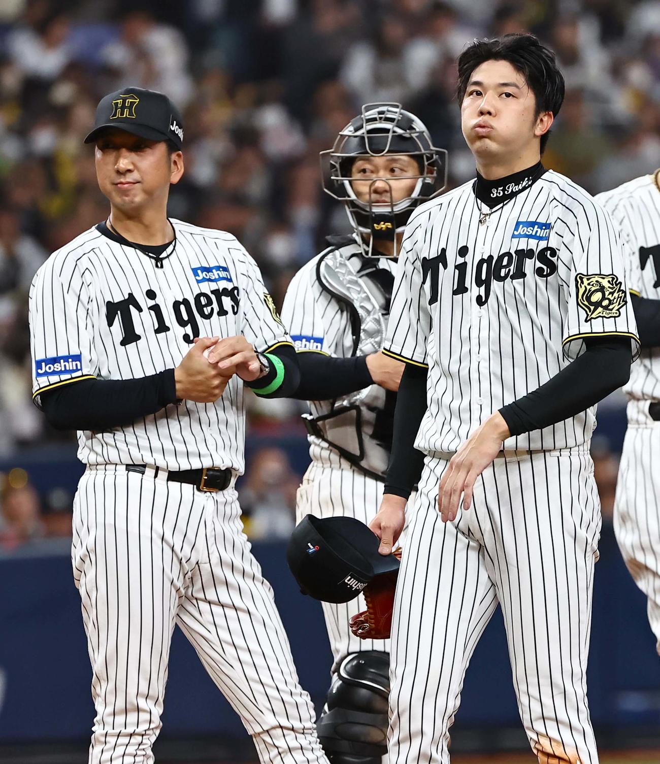 阪神対DeNA 6回、藤川監督（左）に交代を告げられ降板する才木（撮影・上田博志）