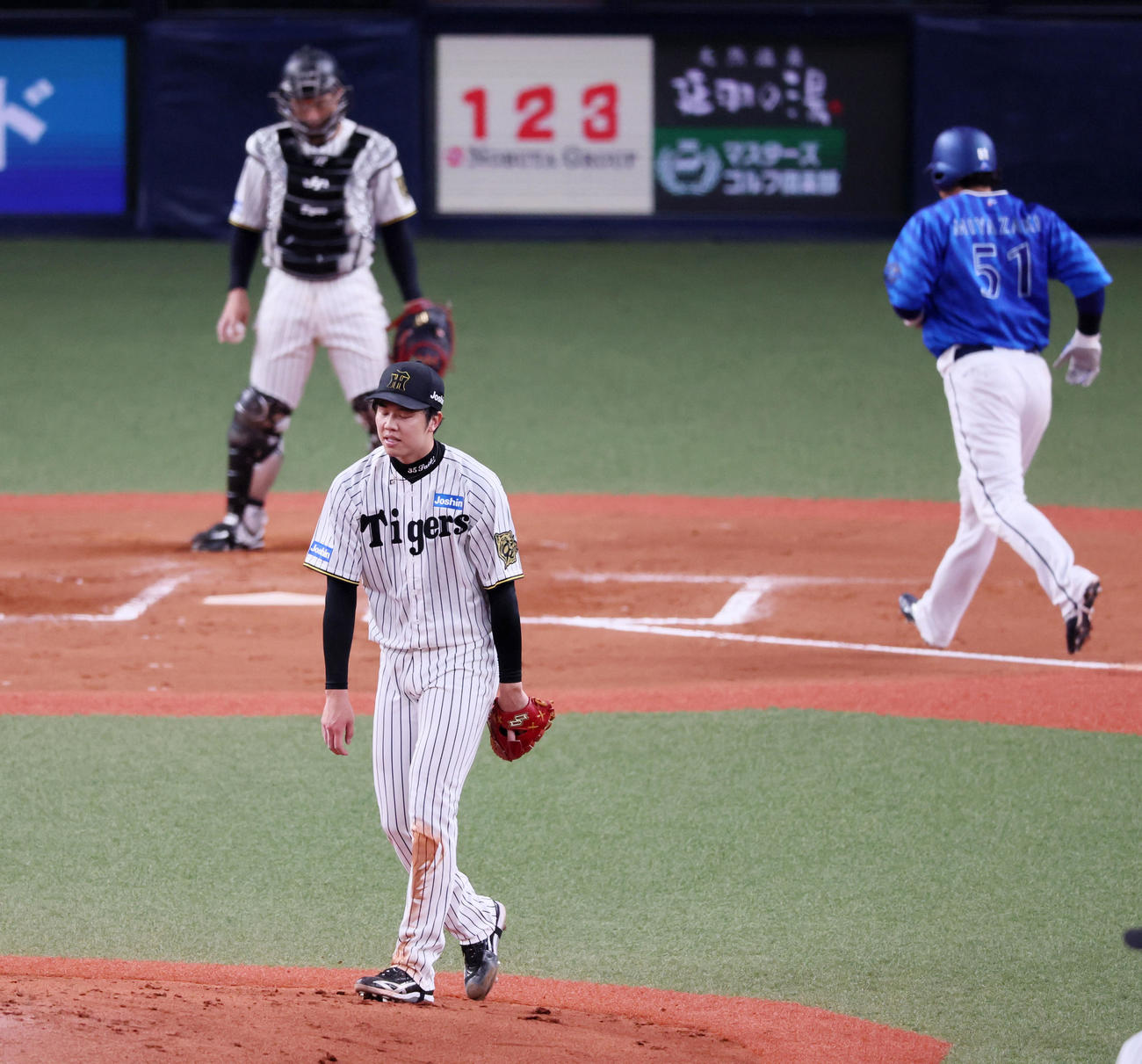 阪神対DeNA 6回表DeNA1死満塁、才木は森敬に押し出し四球を与えて失点（撮影・加藤哉）