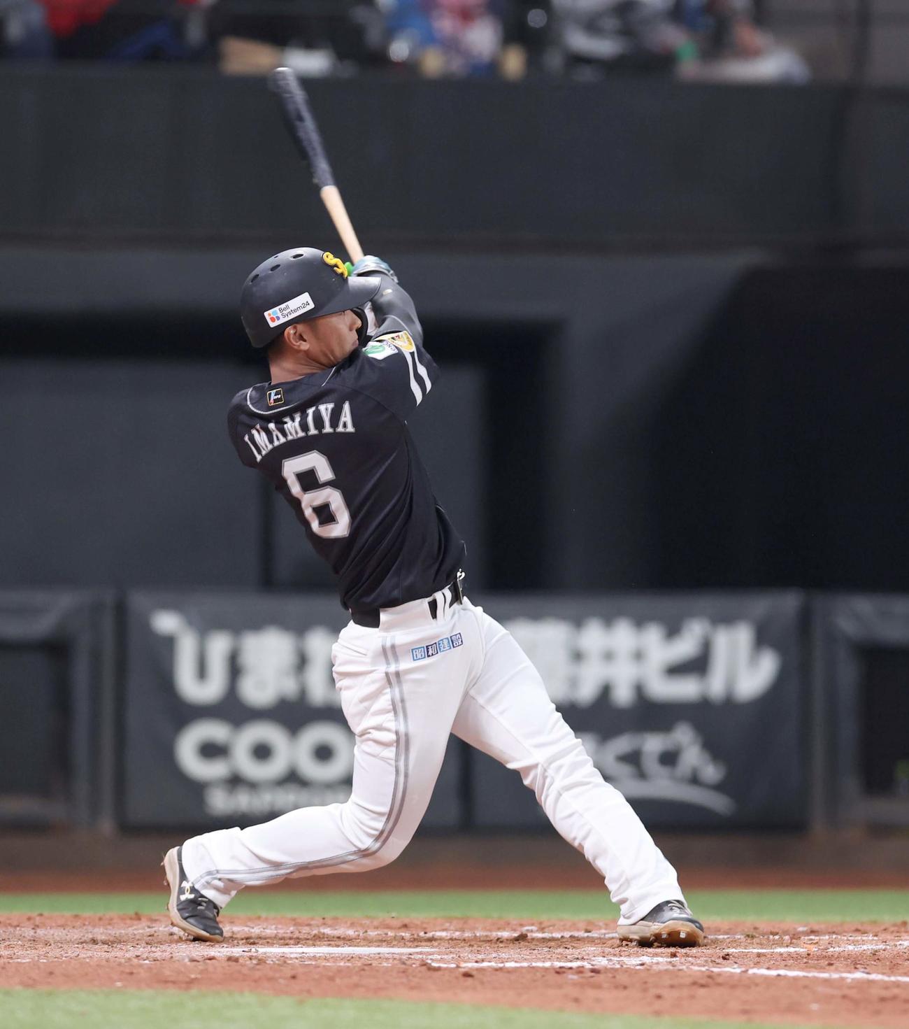 日本ハム対ソフトバンク　5回表ソフトバンク2死、左越え本塁打を放つ今宮（撮影・黒川智章）