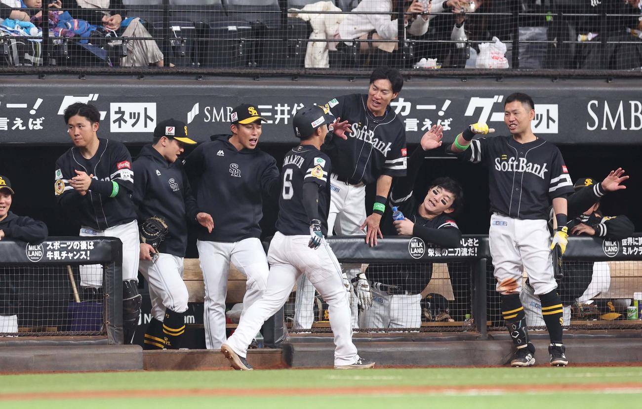 日本ハム対ソフトバンク　5回表ソフトバンク2死、左越え本塁打を放った今宮を出迎えるナイン（撮影・黒川智章）