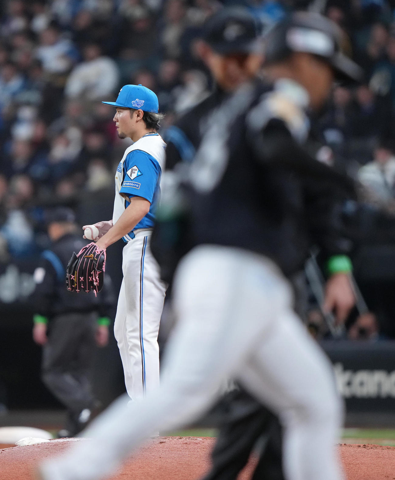 日本ハム対ソフトバンク　5回表ソフトバンク2死、今宮（手前）にソロ本塁打を浴びた伊藤（撮影・足立雅史）