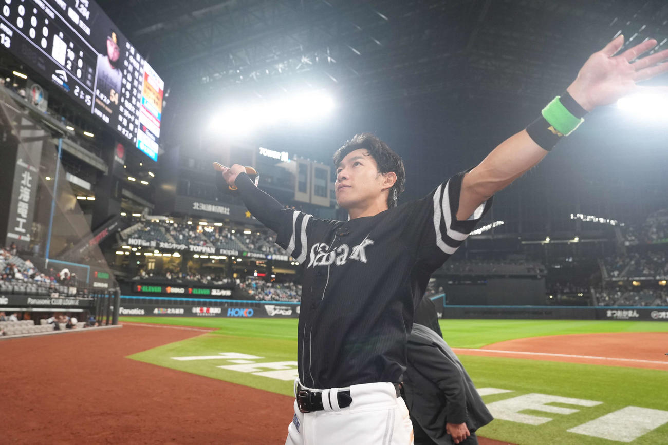 日本ハム対ソフトバンク　日本ハムは勝利しスタンドの声援に応えるソフトバンク柳田（撮影・足立雅史）