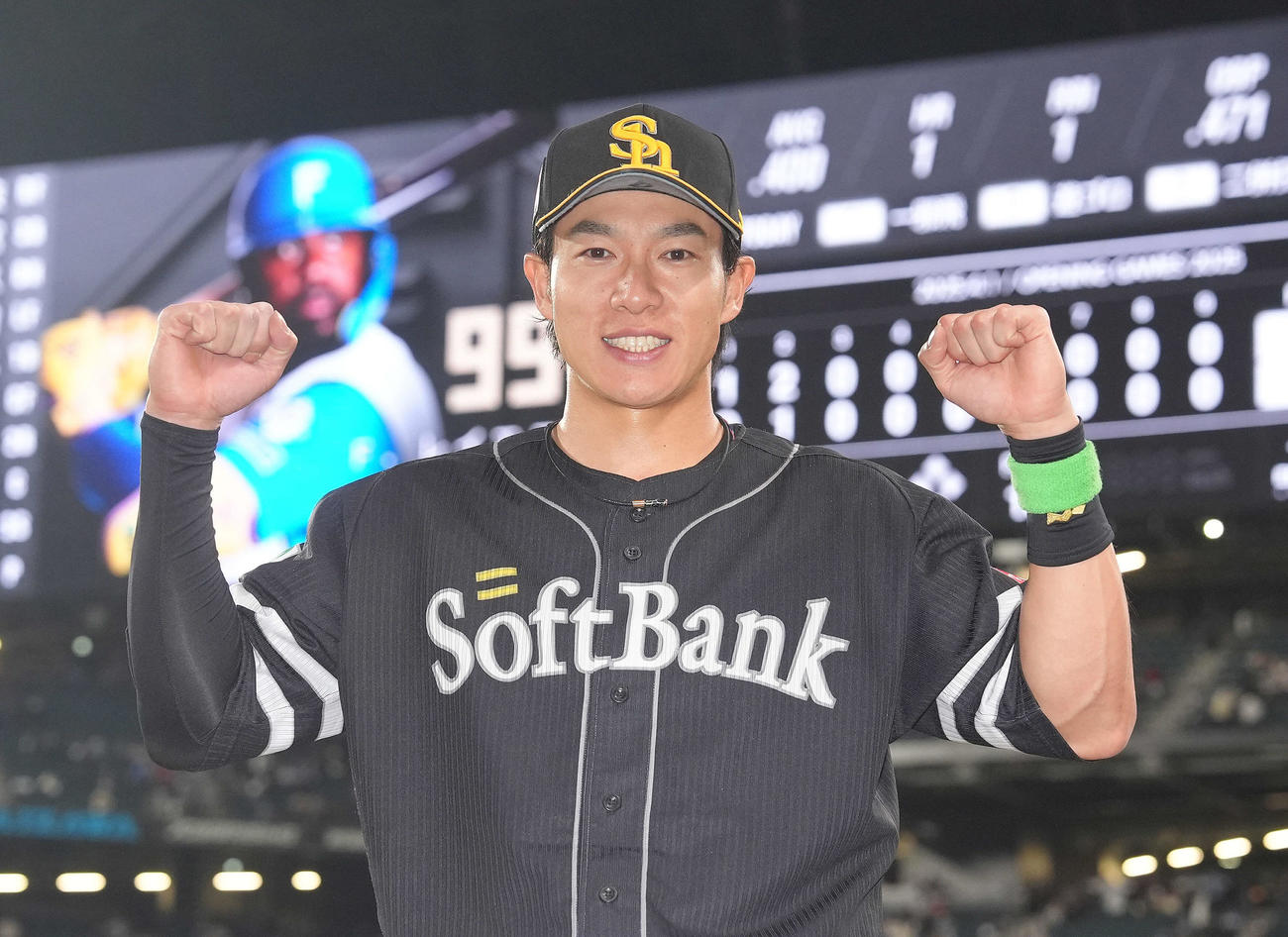 日本ハム対ソフトバンク　日本ハムに勝利し笑顔でガッツポーズするソフトバンク柳田（撮影・足立雅史）