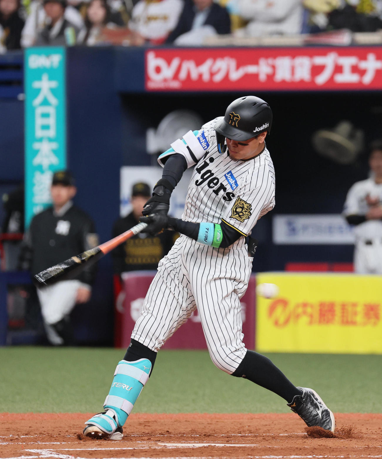 阪神対DeNA 3回裏阪神1死一、三塁、佐藤輝は空振り三振に倒れる（撮影・宮崎幸一）