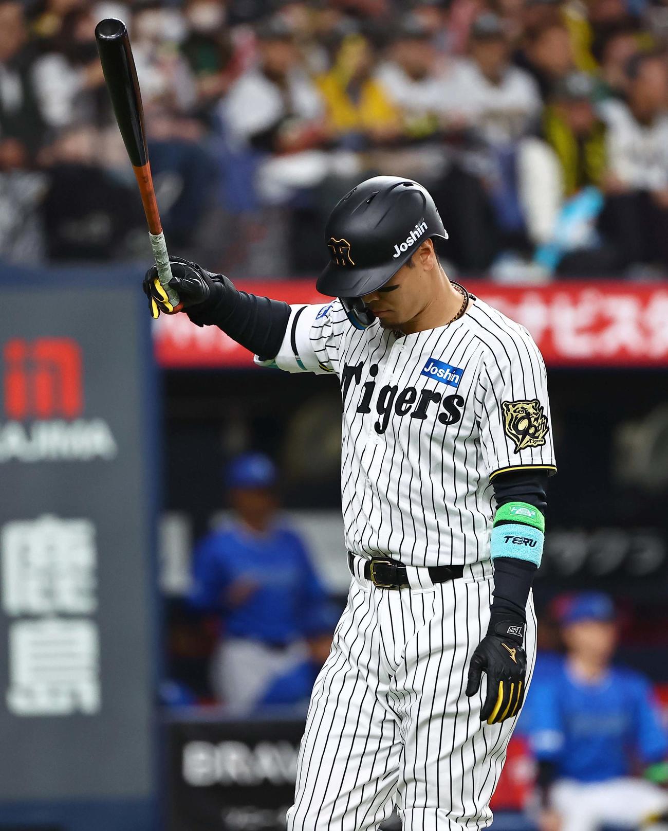 阪神対DeNA 3回裏阪神1死一、三塁、佐藤輝は三振に倒れる（撮影・上田博志）