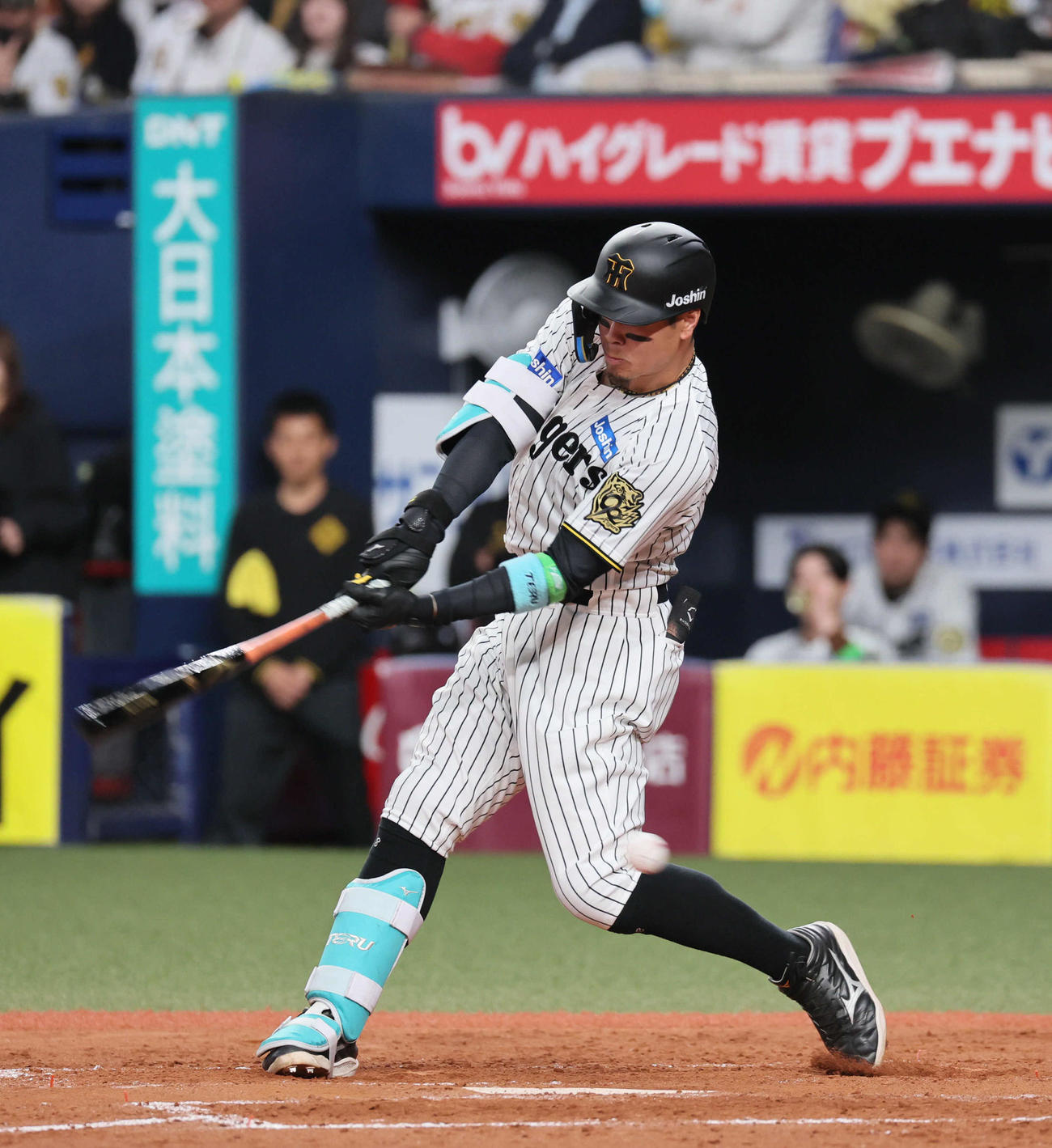 阪神対DeNA 5回裏阪神2死、佐藤輝は空振り三振に倒れる（撮影・宮崎幸一）