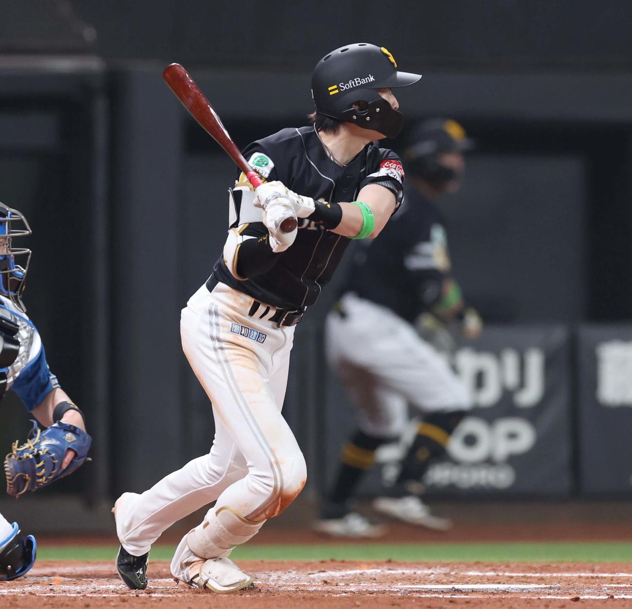 日本ハム対ソフトバンク　2回表ソフトバンク2死二塁、左越え適時二塁打を放つ周東（撮影・黒川智章）
