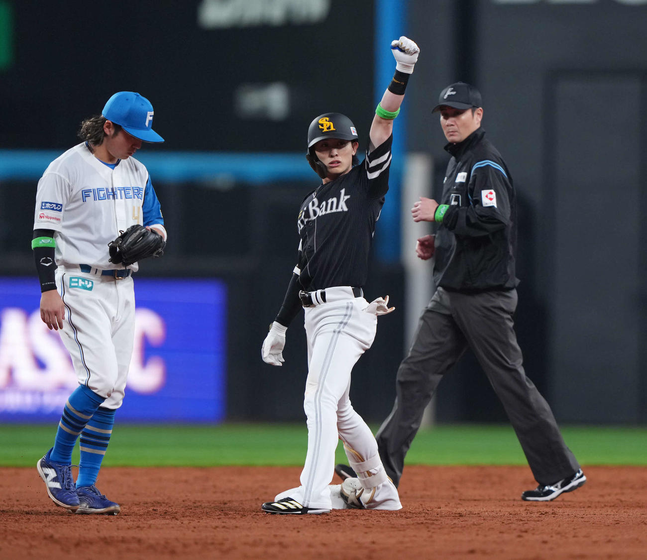 日本ハム対ソフトバンク　2回表ソフトバンク2死二塁、周東（中央）は適時二塁打を放ちガッツポーズ（撮影・足立雅史）