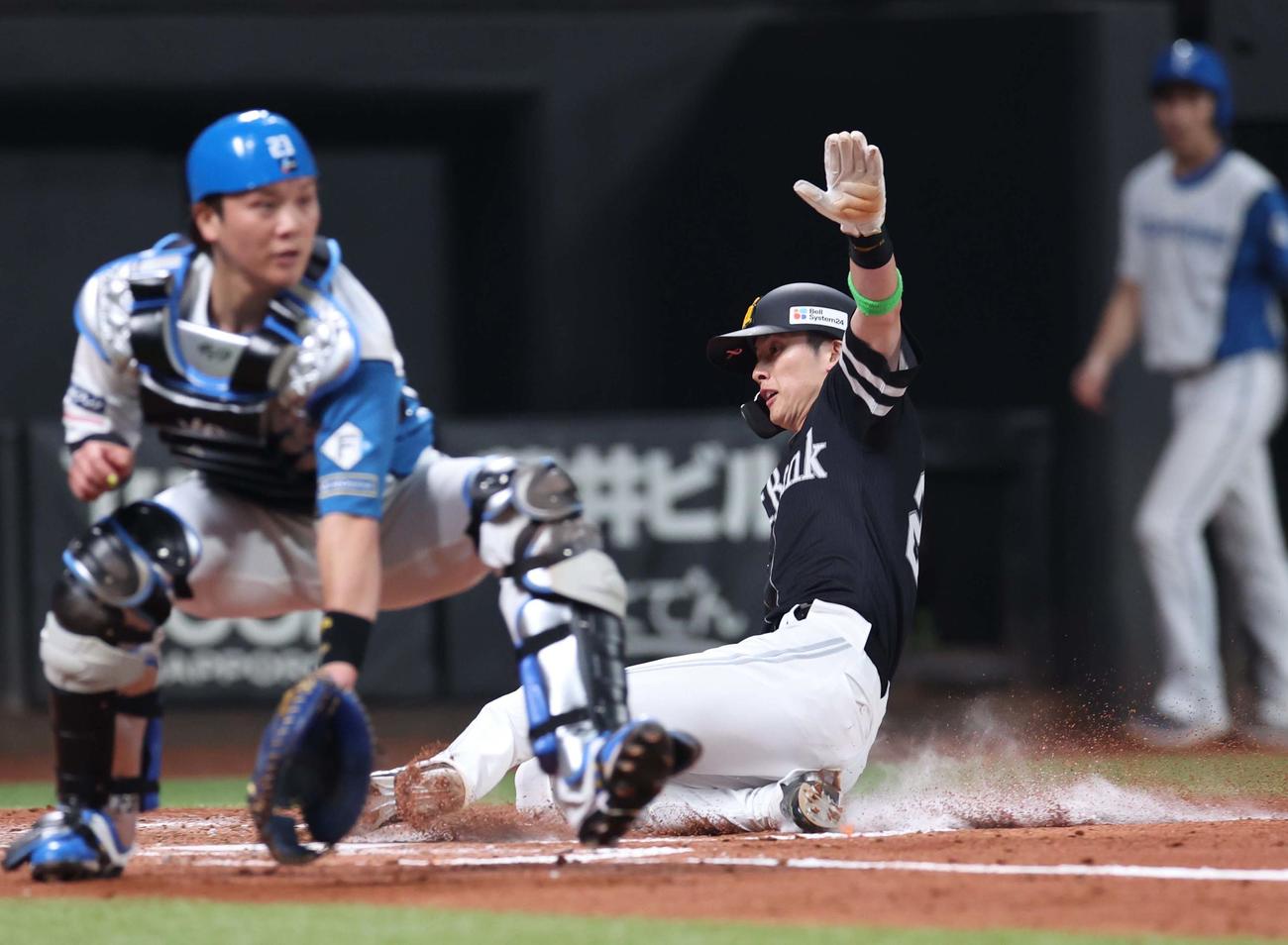 日本ハム対ソフトバンク　2回表ソフトバンク2死二塁、中村の適時打で生還する周東（撮影・黒川智章）